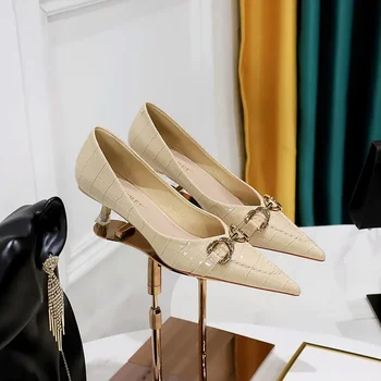 Дамски обувки в стил BIGTREE ОБУВКИ на тънък ток, с неглубоким остър пръсти, от лачена кожа с модел под формата на камъни в ретро стил